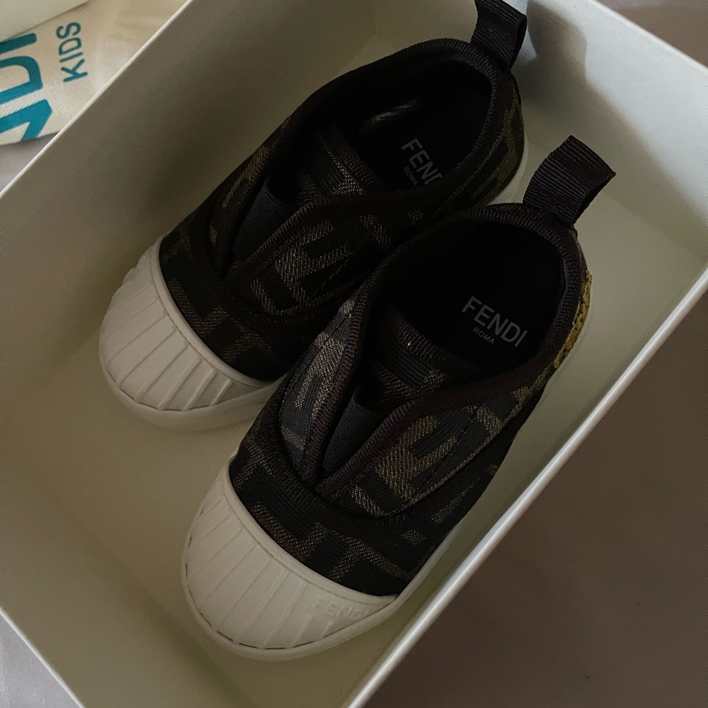 FENDI TODDLER SHOES, SIZE 23 - Picture 7 of 9